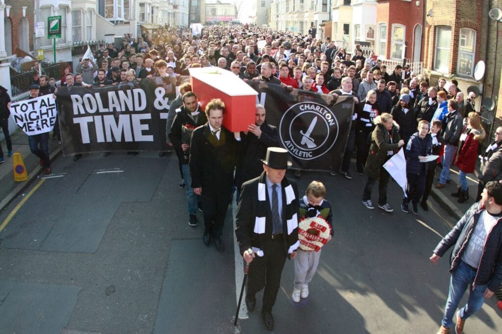 L’enterrement du club a été organisé de la meilleure des manières par les fans de Charlton autour du stade du club © BBC