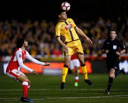 Maxime Biamou devance son adversaire dans les airs 