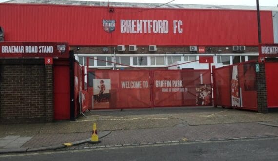 Vignette pourBrentford quitte son stade mythique, coup de sifflet à Griffin Park