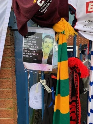 Des messages à l'encontre de Steve Dale fleurissent sur les grilles de Gigg Lane