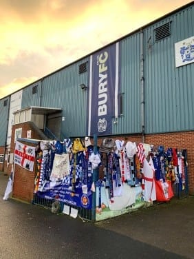 Hommages rendus au club à Gigg Lane