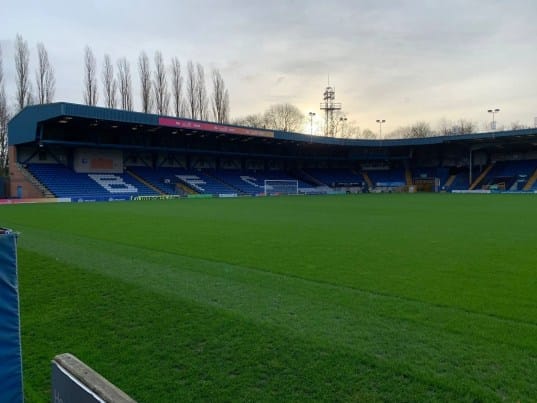 Gigg Lane est toujours entretenu, comme si un match allait s'y jouer