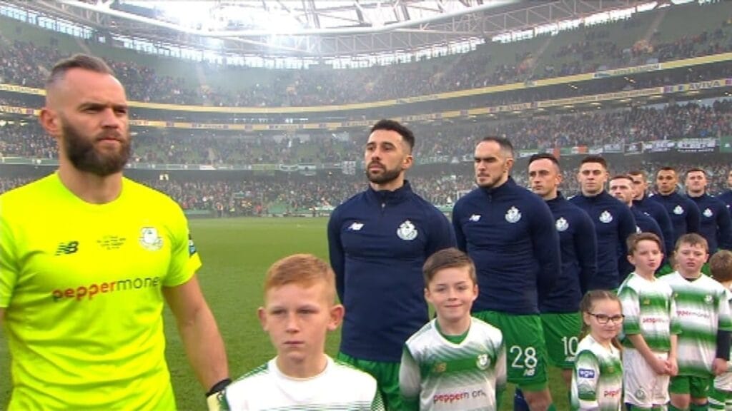 Le joueur nord-irlandais Alan Mannus refusant de faire face au drapeau irlandais lors de la finale de la FAI Cup en 2019.