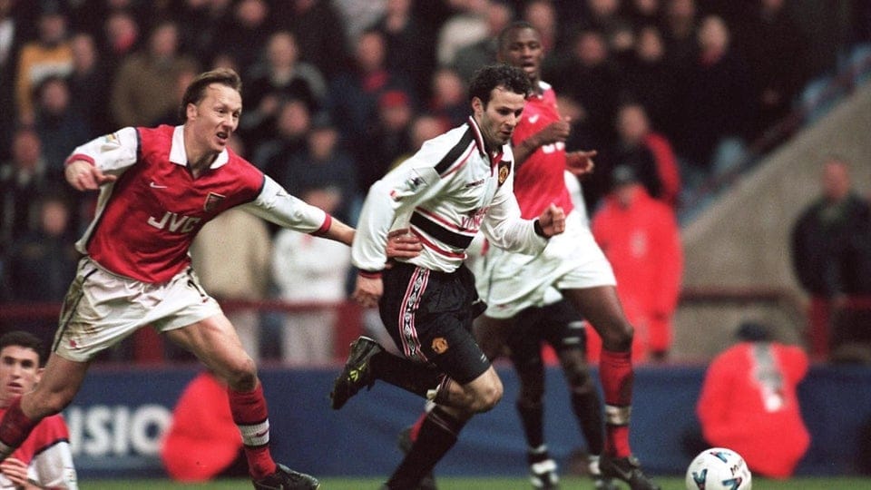 Ryan Giggs prend de vitesse Lee Dixon