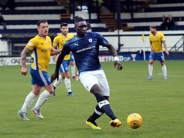 Fernandy Mendy en pleine action contre Cowdenbeath(D4) en League Cup en 2019 © Raith Rovers