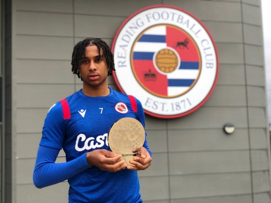 Michael Olise avec son trophée de meilleur espoir de Football League du mois de décembre ©readingfc.co.uk