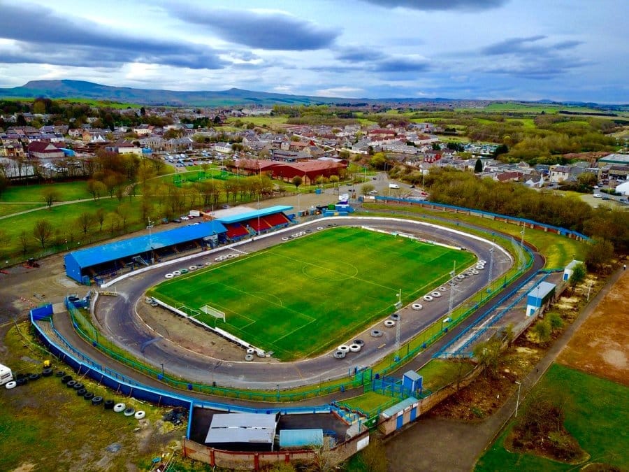 Le fameux Central Park de Cowdenbeath et sa piste de stock-car © @heavensabove7